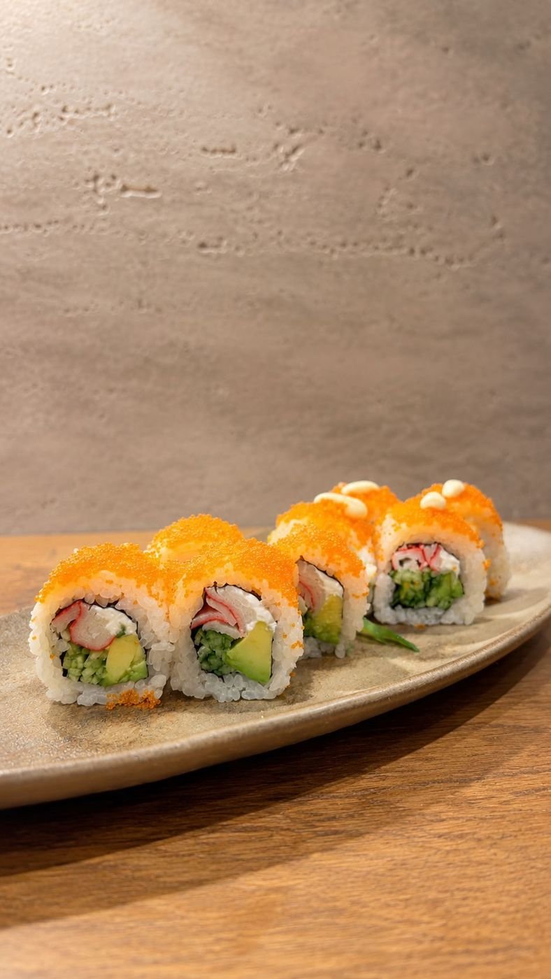 Masago kaplı California Roll dilimleri