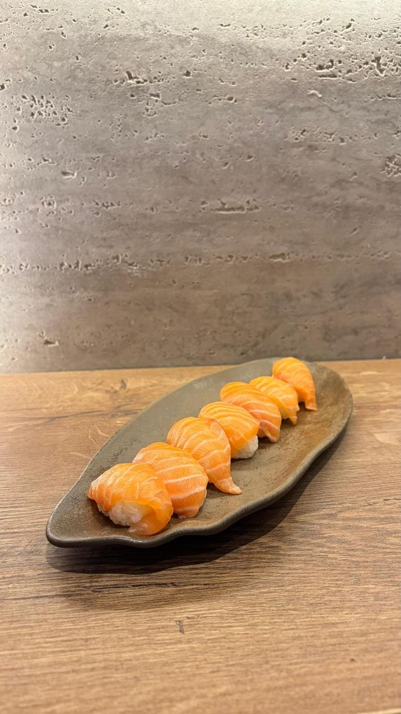 Seramik tabakta somon nigiri
