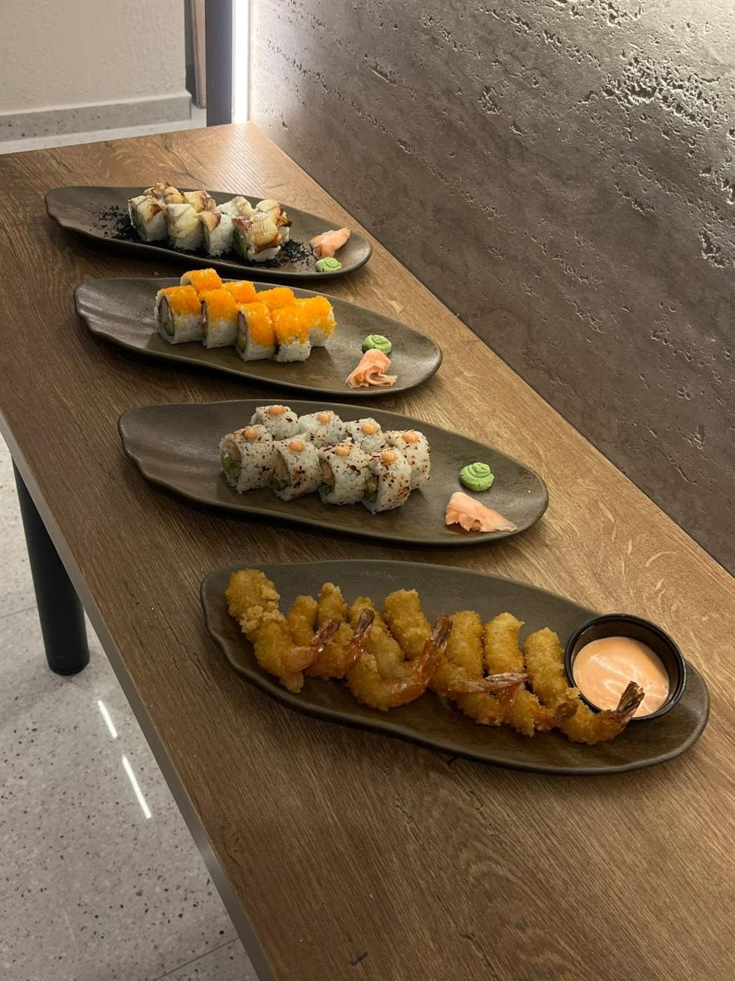 Masada yan yana dört tabak: roll'lar ve karides tempura